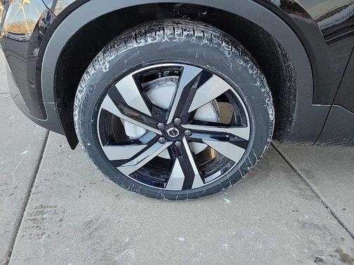 2025 Volvo XC40 B5 Ultra Bright Theme