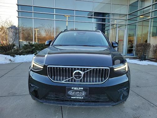 2025 Volvo XC40 B5 Ultra Bright Theme