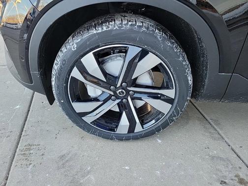 2025 Volvo XC40 B5 Ultra Bright Theme