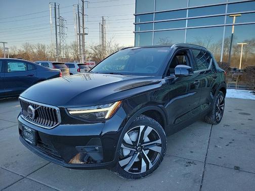 2025 Volvo XC40 B5 Ultra Bright Theme