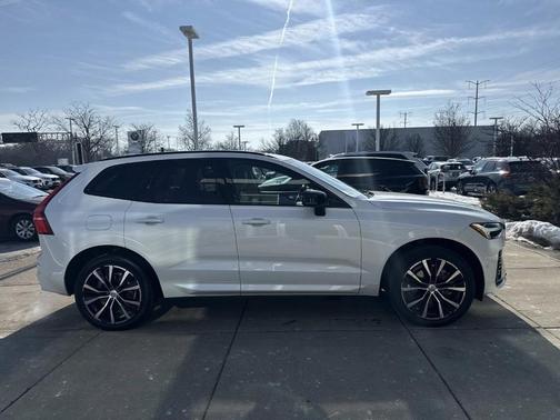 2023 Volvo XC60 Recharge Plug-In Hybrid T8 Plus Dark Theme