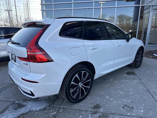 2024 Volvo XC60 B5 Plus Dark Theme