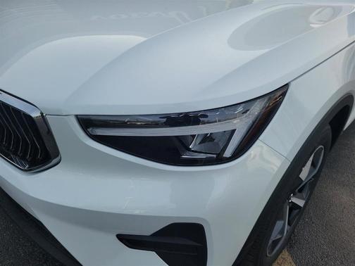 2025 Volvo XC40 B5 Core Bright Theme