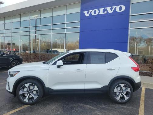 2025 Volvo XC40 B5 Core Bright Theme