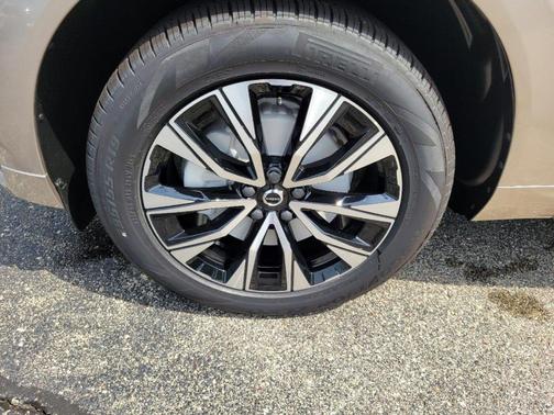 2025 Volvo XC60 B5 Core