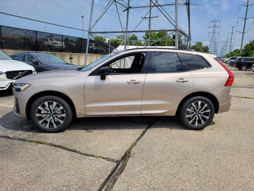 2025 Volvo XC60 B5 Core