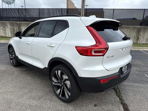 2026 Volvo XC40 B5 Ultra