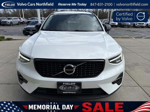 Crystal White Metallic 2023 Volvo XC40 B5 Plus Dark Theme
