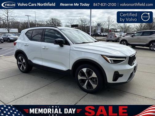 Crystal White Metallic 2023 Volvo XC40 B5 Plus Dark Theme