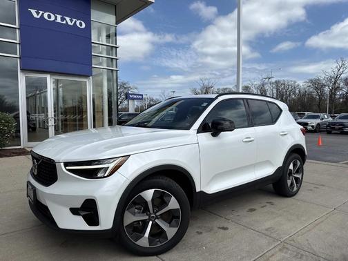 Crystal White Metallic 2023 Volvo XC40 B5 Plus Dark Theme