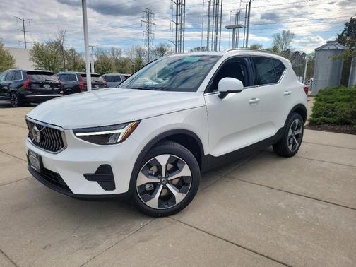 2025 Volvo XC40 B5 Core Bright Theme