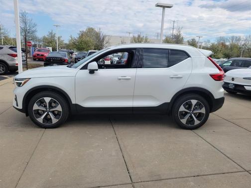 2025 Volvo XC40 B5 Core Bright Theme