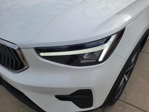 2025 Volvo XC40 B5 Core Bright Theme