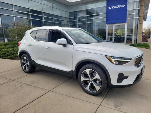 2025 Volvo XC40 B5 Core Bright Theme