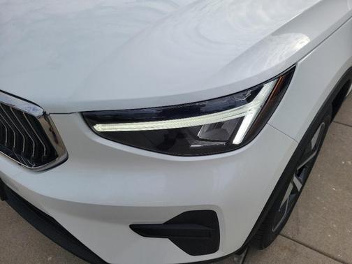 2025 Volvo XC40 B5 Core Bright Theme