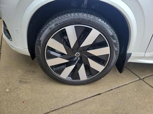 2023 Volvo XC90 Recharge Plug-In Hybrid T8 Ultimate Bright Theme 7-Seater