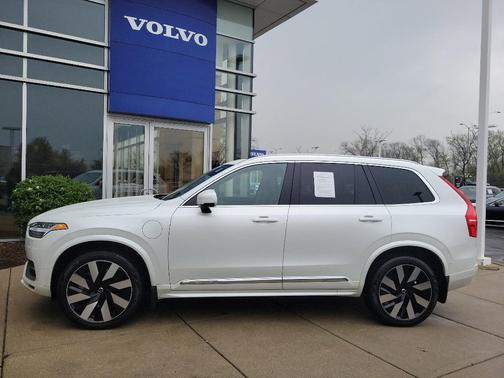 2023 Volvo XC90 Recharge Plug-In Hybrid T8 Ultimate Bright Theme 7-Seater