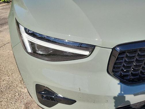 2025 Volvo XC40 B5 Plus Dark Theme
