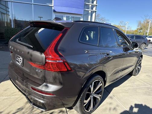 2023 Volvo XC60 B6 Ultimate Dark Theme