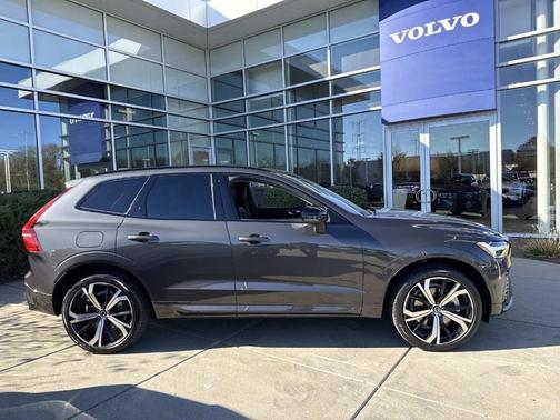 2023 Volvo XC60 B6 Ultimate Dark Theme