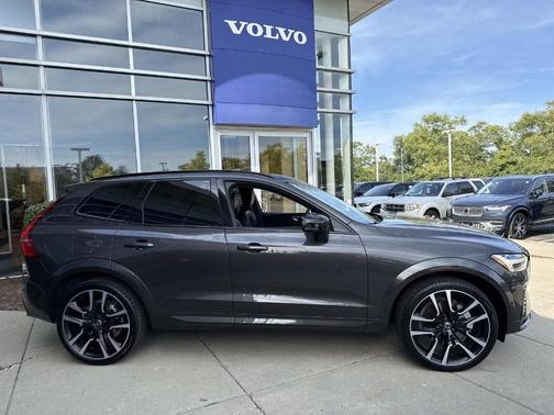 2023 Volvo XC60 B6 Ultimate Dark Theme