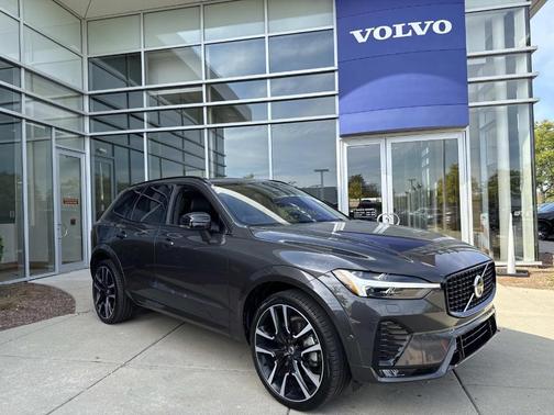 2023 Volvo XC60 B6 Ultimate Dark Theme