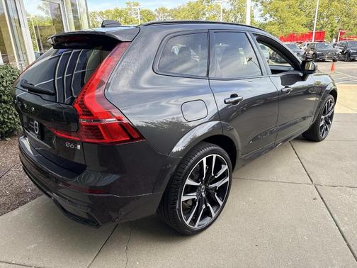 2023 Volvo XC60 B6 Ultimate Dark Theme