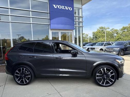 2023 Volvo XC60 B6 Ultimate Dark Theme