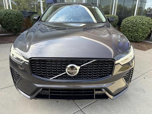 2023 Volvo XC60 B6 Ultimate Dark Theme
