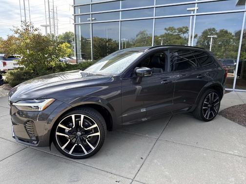 2023 Volvo XC60 B6 Ultimate Dark Theme