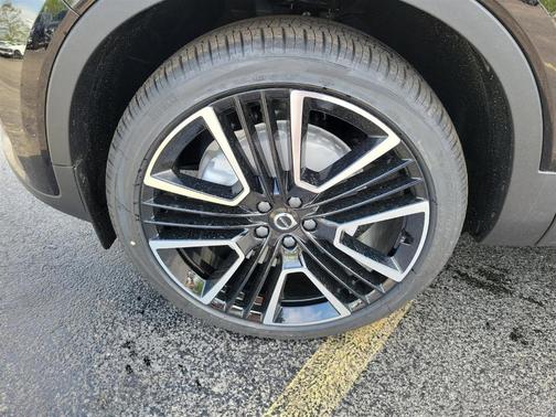 2025 Volvo XC40 B5 Ultra Bright Theme
