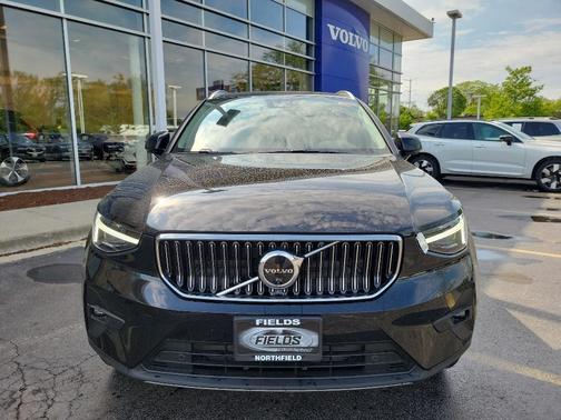 2025 Volvo XC40 B5 Ultra Bright Theme