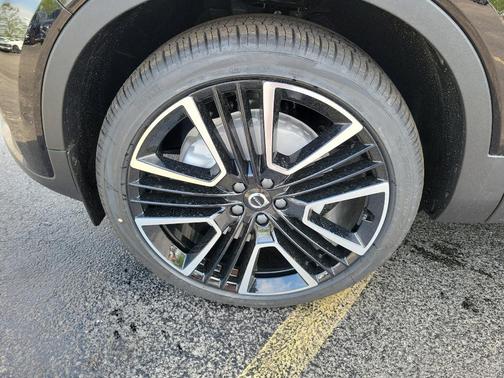 2025 Volvo XC40 B5 Ultra Bright Theme