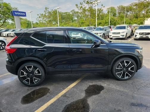 2025 Volvo XC40 B5 Ultra Bright Theme