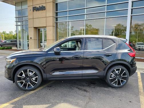 2025 Volvo XC40 B5 Ultra Bright Theme