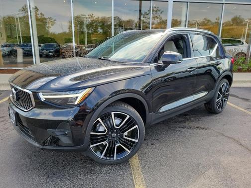 2025 Volvo XC40 B5 Ultra Bright Theme