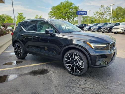 2025 Volvo XC40 B5 Ultra Bright Theme