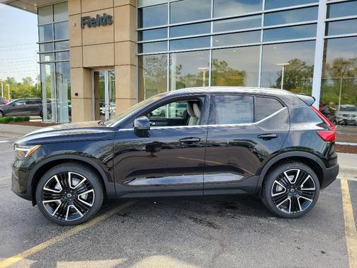 2025 Volvo XC40 B5 Ultra Bright Theme