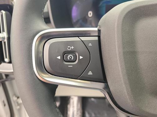 2023 Volvo XC40 B5 Plus Bright Theme