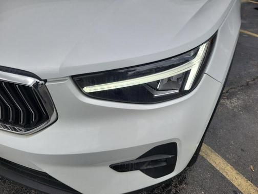 2023 Volvo XC40 B5 Plus Bright Theme