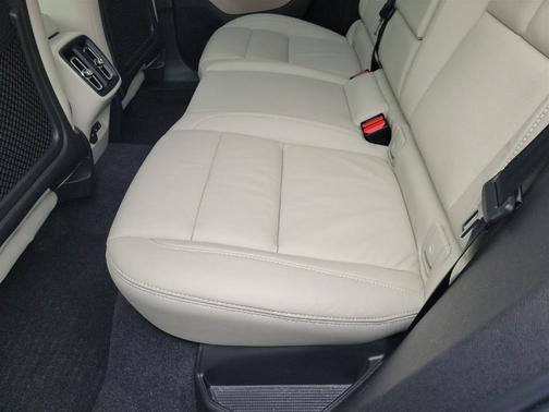2023 Volvo XC40 B5 Plus Bright Theme