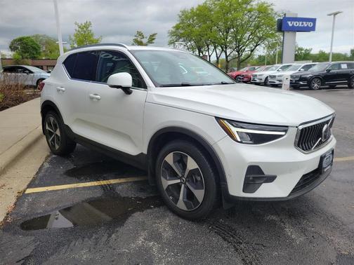 2023 Volvo XC40 B5 Plus Bright Theme
