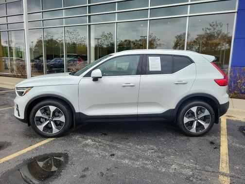 2023 Volvo XC40 B5 Plus Bright Theme