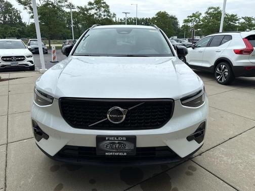 2025 Volvo XC40 B5 Ultra Dark Theme