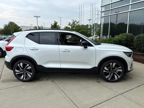 2025 Volvo XC40 B5 Ultra Dark Theme