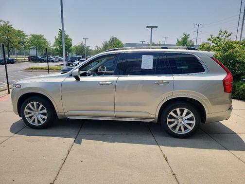 2016 Volvo XC90 T6 Momentum