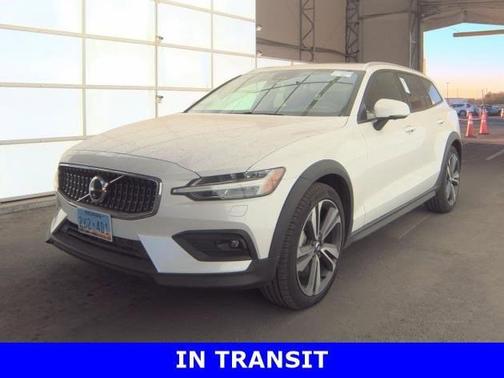 2025 Volvo V60 Cross Country B5 Plus