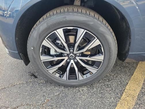 2025 Volvo XC60 B5 Core