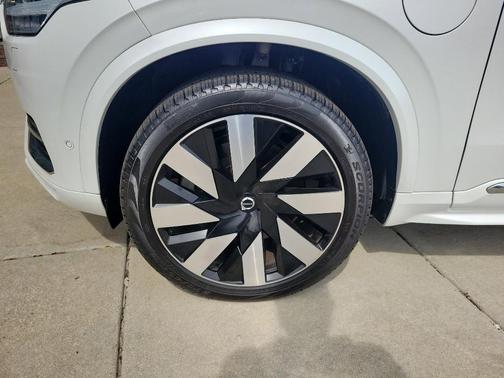 2023 Volvo XC90 Recharge Plug-In Hybrid T8 Ultimate Bright Theme 7-Seater