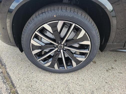 2025 Volvo XC90 B6 Plus 7-Seater